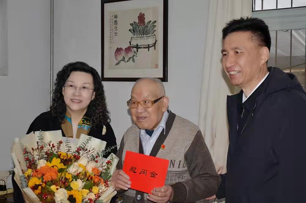 濟(jì)南產(chǎn)發(fā)集團(tuán)黨委副書(shū)記、總經(jīng)理黃蓓走訪慰問(wèn)離休老干部、老黨員